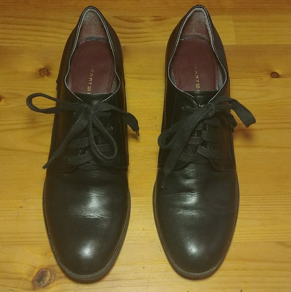 **SOLD** TOMMY HILFIGER OXFORD BLACK LEATHER HEELS - Picture 2 of 5